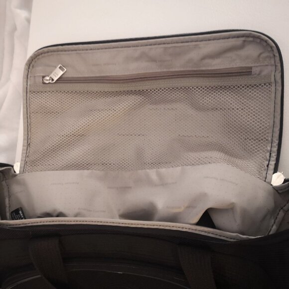 American Tourister Black Carry On / Overnight / Travel Bag - Picture 8 of 16